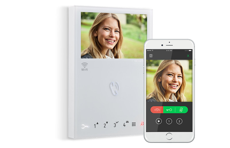 Foto di un telefono e di un videocitofono, dal telefono possiamo vedere che ci citofona a casa anche se siamo fuori